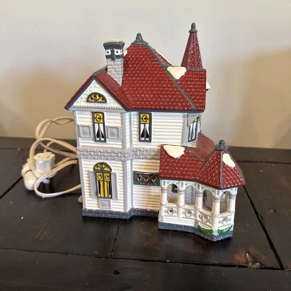 Department 56 Queen Anne Victorian House; Snow Village. - Picture 6 of 9